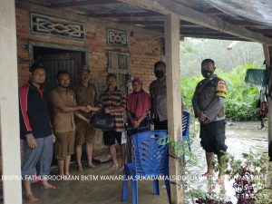 Kapolsek Rimbo Ulu, Bantu Sembako Ke Warga Terdampak Banjir