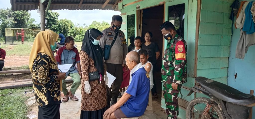 Genjot Vaksinasi, Polsek Jaluko dan Koramil Datangi Warga Ke Rumah