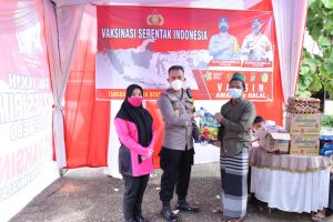 Usai Zoom Meting, Kapolres Tebo Beri Sembako Ke Warga yang Sudah Vaksin