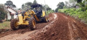 Peduli Owner Athaya Garden Perbaiki Jalan Berlumpur Menuju Bukit Telago