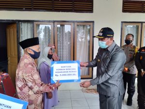 Peduli Korban Musibah Kebakaran dan Covid-19, Pemkab Bungo Salurkan Bantuan