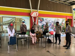 Pengunjung Kolam Renang Water Park Citra Raya City Disuntik Vaksin