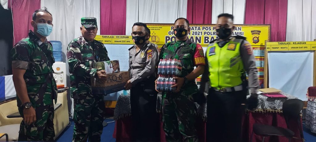 Pasintel dan Pasiter Kodim 0415/Jambi Distribusikan Bingkisan Dandim Jambi ke posyan Nataru