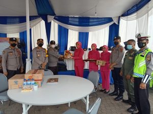 Bhayangkari Polres Muaro Jambi Berikan Tali Asih Kepada Personil di Pos Nataru