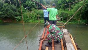 Perlancar Akses Warga Ke Kebun, Babinsa Ulil Amri Bantu Perbaiki Jembatan