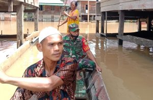 79 Rumah Terendam Banjir, Danramil 416-02/Tanah Tumbuh Salurkan Bantuan