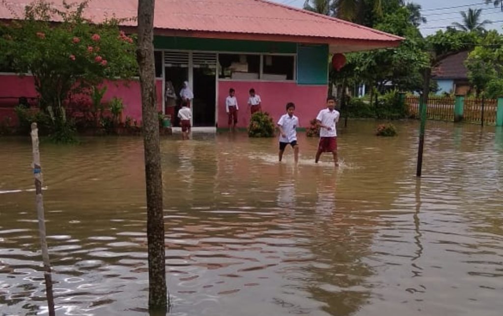Sekolah Terendam Banjir, Siswa SD 107 Danau Buluh Tetap Laksanakan Ujian