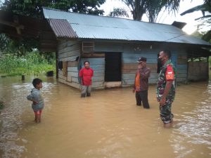 Babinsa Sertu Gusdianto Tinjau Rumah Warga yang Terendam Banjir