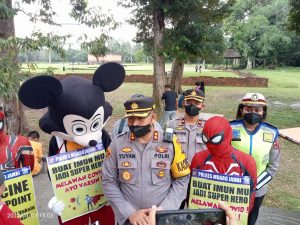 Dua Spider-Men Penarik Pengunjung Wisata Candi Muaro Jambi untuk Divaksin