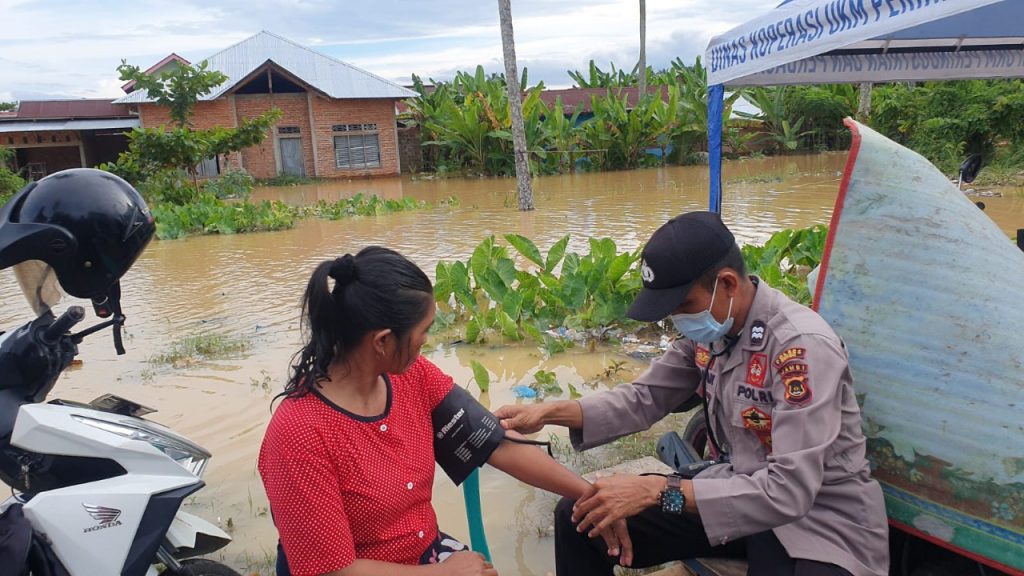 Warga Terdampak Banjir di Bungo Dapat Pemeriksaan Kesehatan