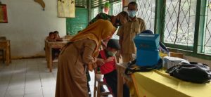 Demi Anak Indonesia Sehat, Babinsa Teguh Tak Kenal Lelah Kawal Vaksinasi
