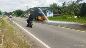 Peduli, Polres Muaro Jambi Bersihkan Jalan Pasca Banjir