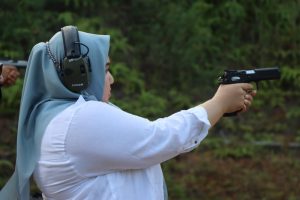 Jalin Sinergitas Bupati Masnah dan Kapolres Latihan Menembak