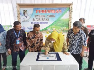 Masnah Busro Resmikan Pabrik Air Minum Dalam Kemasan