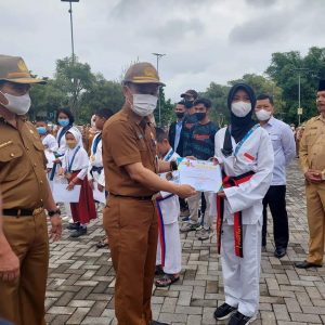 Pemkot Sungai Penuh Serahkan Mendali Pada Taekwondo Berprestasi