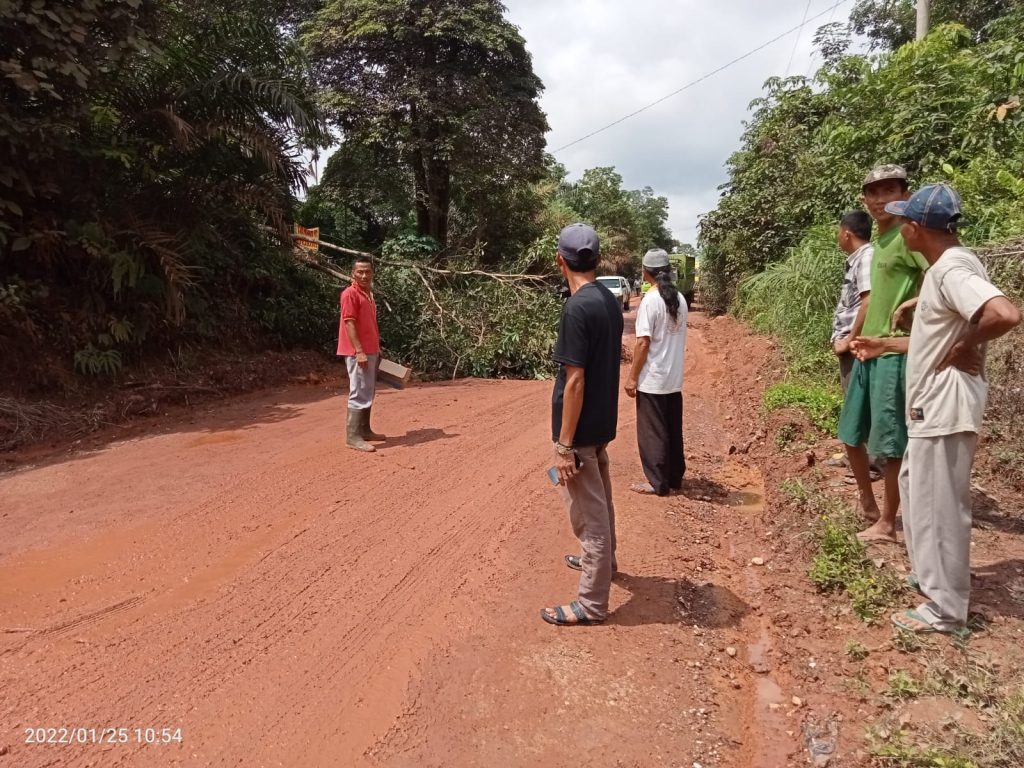 Warga Tiga Desa di Kecamatan Sungai Gelam Blokir Jalan