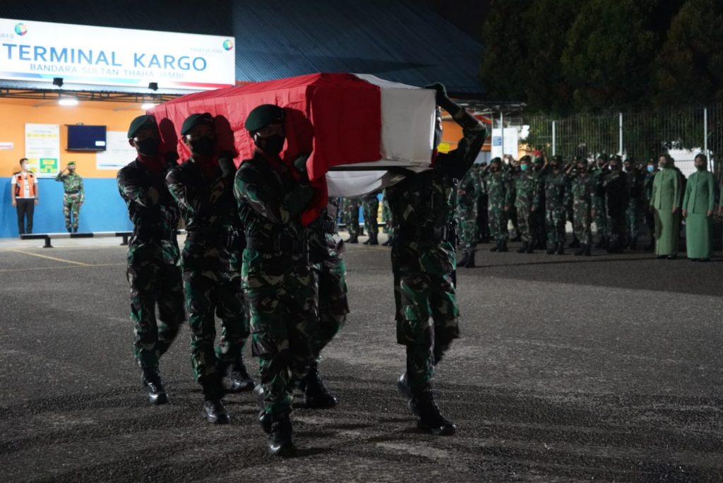 Tiba di Jambi, Praka Anumerta Tuppal AB Disambut Upacara Militer