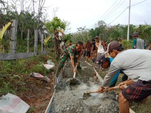 Babinsa Sertu Arbain Goro Cor Jalan Bersama Warga