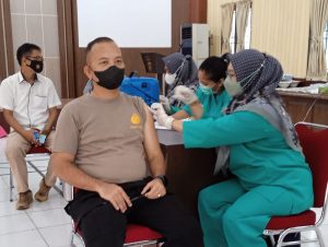Ratusan Anggota Polres Muaro Jambi Disuntik Vaksin Booster