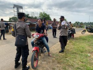 Operasi Yustisi Perketat Prokes, Polsek Rimbo Ulu Bagikan Masker