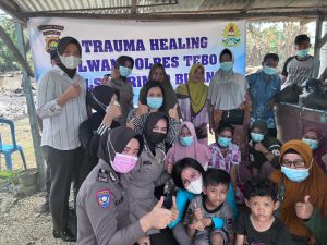 Polwan Polres Tebo, Trauma Healing & Beri Bansos Pada Korban Kebakaran