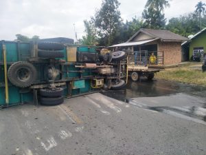 Truk Muatan Minyak Mentah Terguling, Sopir Melarikan Diri