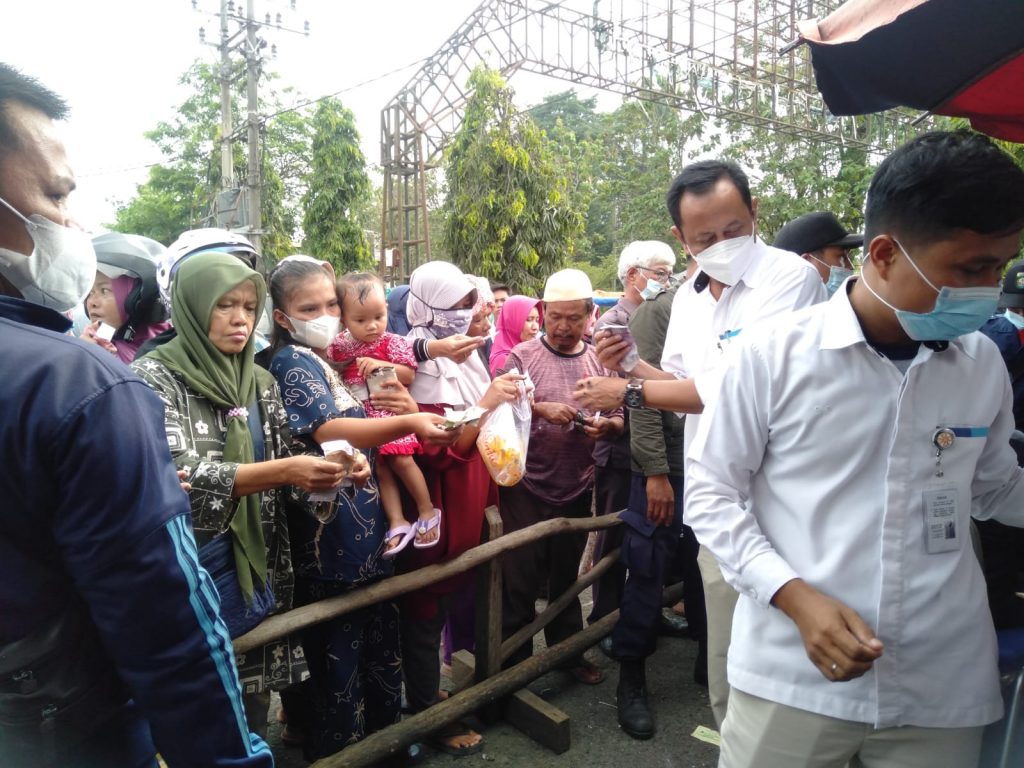 Operasi Pasar Murah Minyak Goreng Perum Bulog Diserbu Warga