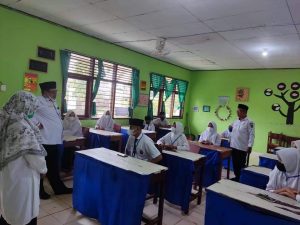Perdana, Siswa MTs Negeri 2 Bungo Ujian Gunakan Hp Android