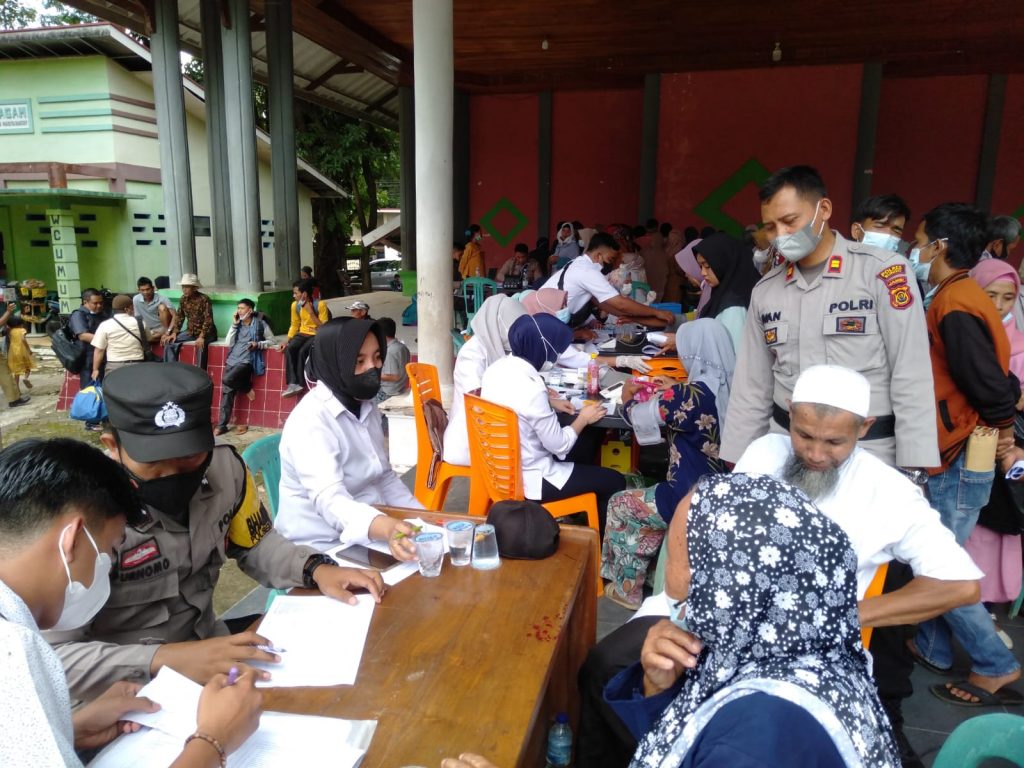 Warga Antusias Ikuti Vaksinasi dari Polsek Muara Bungo