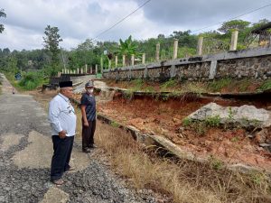 Diguyur Hujan Deras Turap Makam Ambrol dan Rumah warga Teredam Banjir