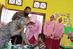 Beri Motivasi “Polisi Sahabat Anak” AKBP Guntur Sambangi TK Bhayangkari