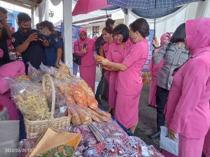 Ny. Evi Rahmat Tinjau Produk Karya Bhayangkari Muaro Jambi