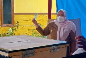Pilkades, Bupati Masnah Nyoblos di TPS 1 Desa Bukit Baling