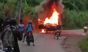 Gara-gara Percikan Api Las, Avanza Terbakar Jadi Rongsokan