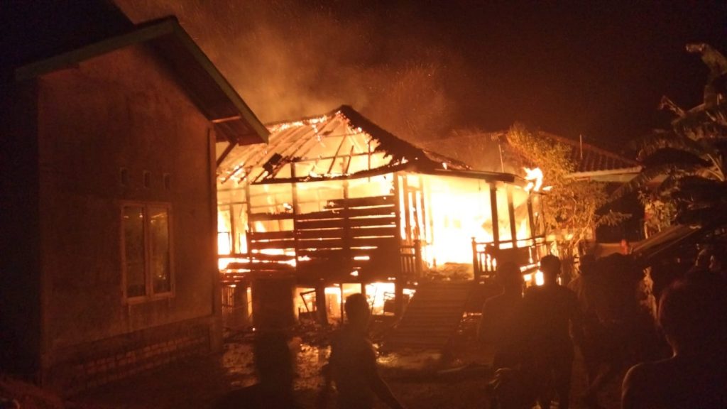 Satu Unit Rumah Terbakar Saat Warga Sholat Tarawih di Pulau Kayu Aro