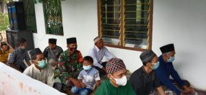 Babinsa Teguh Ingatkan Masyarakat Waspada Parkir Kendaraan Saat Shalat
