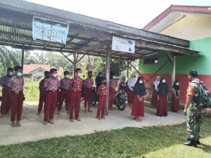 Babinsa Serka Syaipul Efendi, saat memotivasi Siswa SDN 78/VIII Sapta Mulia Rimbo Bujang