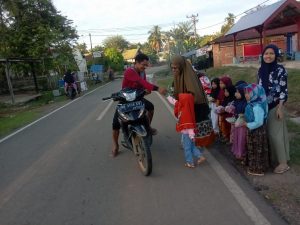 Siswa PAUD KB Melati Aur Cino Bagi-bagi Takjil