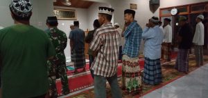 Usai Shalat Tarawih, Babinsa Syafarudin Ajak Warga Jaga Kondusifitas Desa