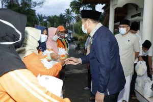Bupati Bungo Bagikan Paket Sembako  Kepada Petugas Kebersihan dan Taman