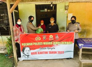 Peringati Hari Kartini, Polwan Polres Muaro Jambi, Gelar Bakti Sosial