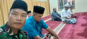 Babinsa Serka Azis Shalat Tarawih dan Tadarus di Musholla Al Muhlisin