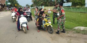 Bentuk Rasa Syukur, Koramil 04/Pulau Temiang Bagi-bagi Takjil