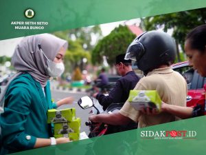 Berkah Ramadhan, Ikatan Mahasiswa KIP- Kuliah Akper Setih Setio Bagi-bagi Takjil 