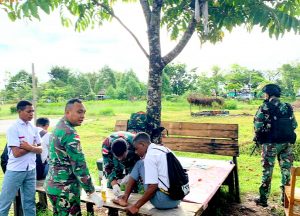 Respon Cepat Tim Kesehatan Satgas Yonif Raider 142/KJ Untuk Memeriksa Kesehatan Warga di Perbatasan