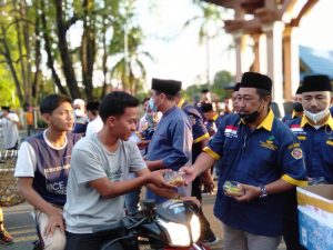 Dalam Rangka Safari Ramadhan, Karang Taruna Bersama Bupati Bungo Bagi-bagi Takjil