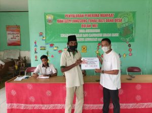 Salurkan BLT DD, Ini Pesan Kades Sekumbung Kepada Warga