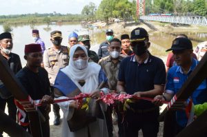 Masnah Dampingi Staf Ahli Gubenur Resmikan Jembatan Gantung Putri Ponjen