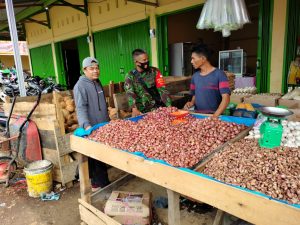 Pasca Lebaran, Babinsa Azis Pantau Harga Barang dan Kamtibmas