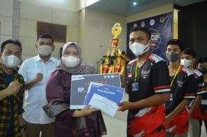 Masnah Serahkan Tropi Pemenang Turnamen Mobile Legends Bupati Cup Milenial 2022